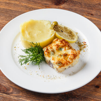 Запеченная треска с картофельным пюре в Кафе RSC по цене 290 ₽