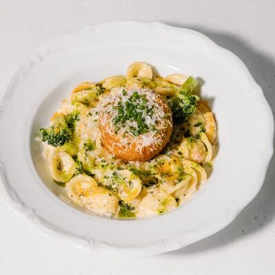 Краб кейк с орекьеттев соусе биск в Эклерная по цене 650 ₽