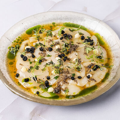 Карпаччо из мурманского гребешка с трюфельным понзу в Рыба моя по цене 1550 ₽