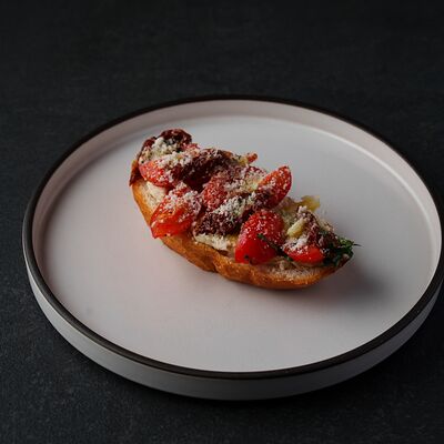 Брускетта с томатами и базиликом в Cherish по цене 380 ₽