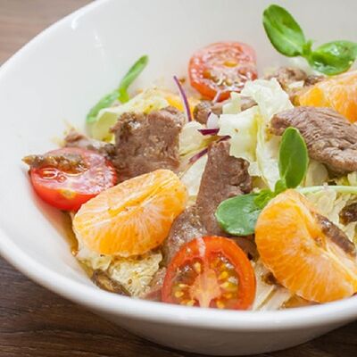 Салат теплый с уткой в Bella Vita по цене 735 ₽