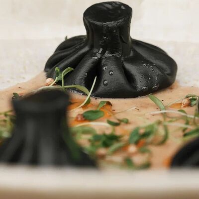 Черные Мини-хинкали с камчатским крабом и креветками в Ача-Чача по цене 950 ₽