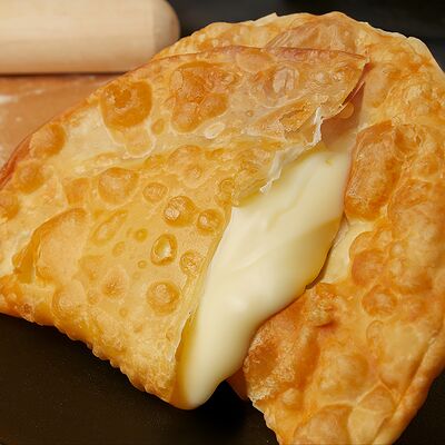 Чебурек Сыр-ветчина (индейка) в Чебуречная Дайте два, пожалуйста по цене 290 ₽