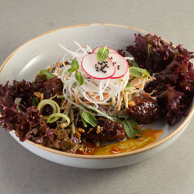 Тёплый салат с растительным мясом в Шикари по цене 490