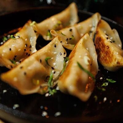 Гёдза, жаренные со свининой и соевым соусом в Cubby Bar по цене 480 ₽