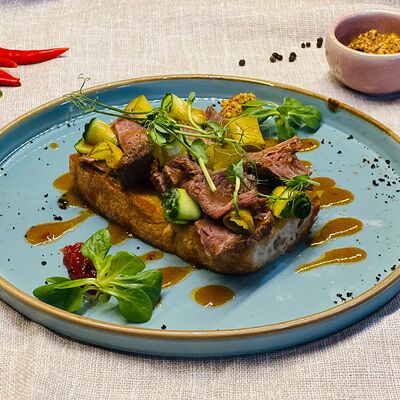 Брускетта с пастрами из говядины в Pride Cafe&bar по цене 790 ₽