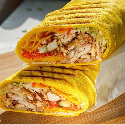 Шаурма в сырном лаваше большая в Шаурма душевная по цене 410 ₽