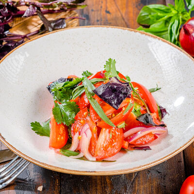 Салат из помидоров Бычье сердце в Роял Палас по цене 490 ₽