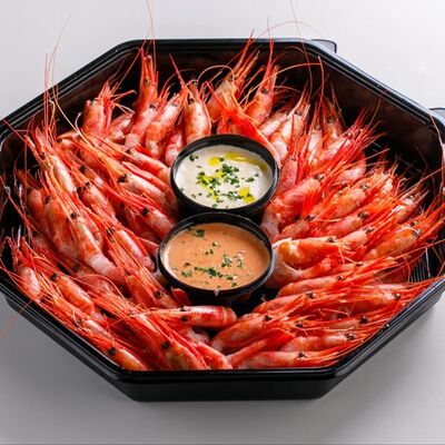 Очищенные магаданские креветки с коктейльным и икорным соусами в Crevette по цене 3800 ₽