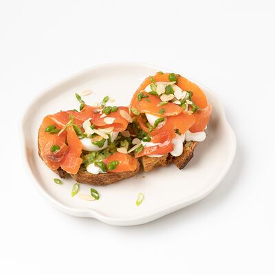 Авокадо-тост с лососем и яйцом в Неспешник по цене 1275 ₽