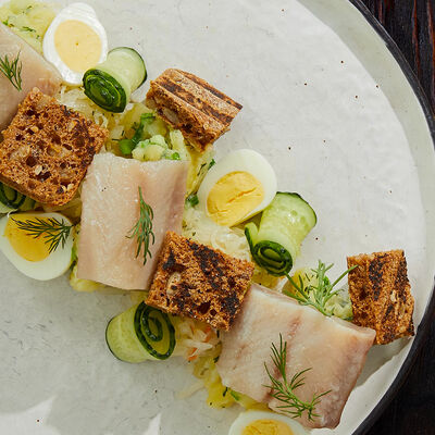 Сельдь с картофелем, квашеной капустой и яйцом в Банщики по цене 680 ₽