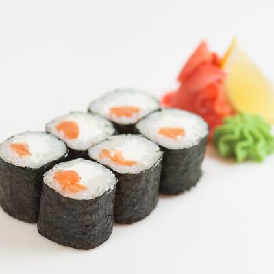 Ролл с лососем и сливочным сыром в Нами по цене 630 ₽