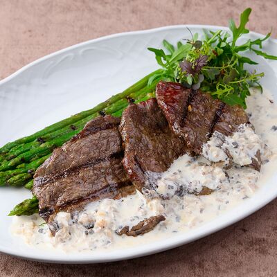 Медальоны из говядины с зеленой спаржей в Chento по цене 870 ₽