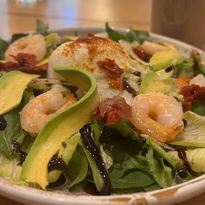 Зеленый салат с креветками в Кофейня №5 по цене 550 ₽