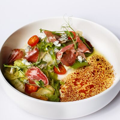 Салат с прошутто, грушей и соусом нисуаз в Уголь по цене 830 ₽