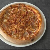 Пицца с цыпленком, беконом и паприкой в Giacomo
