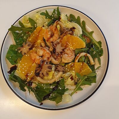 Салат Морской коктейльв Рент кафе по цене 490 ₽