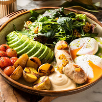 Яйца пашот с колбаской из индейки, картофелем, авокадо и томатами черри в Cape