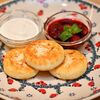 Сырники из рикотты со сметаной и ягодным вареньем в Сыроварня по цене 390