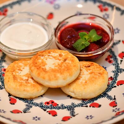 Сырники из рикотты со сметаной и ягодным вареньем в Сыроварня по цене 390 ₽
