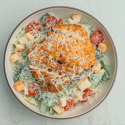 Цезарь с теплой курочкой на гриле в Freedom BAR по цене 670 ₽