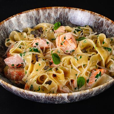 Феттуччине с лососем в MOS Lounge & Bar по цене 830 ₽