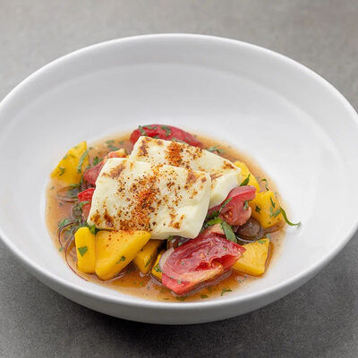 Халуми с манго, томатами и оливками в 321 Club by Novikov по цене 750