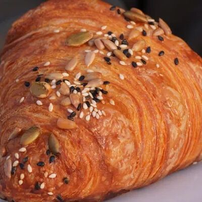 Круассан с курицей и сулугуни в Диалог по цене 269 ₽