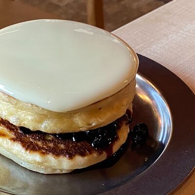 Панкейки с черничным джемом в Smazhenka bistro по цене 13 р.