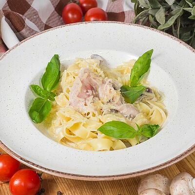 Феттуччине с ветчиной и грибами в Луиджи & Тосё по цене 469