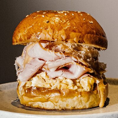 Утренняя булочка с окороком в Гастробар PINCH по цене 620 ₽