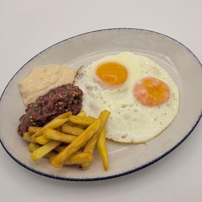 Глазунья, тартар из говядины, картофель фри и соус каччо-пеппе в I’m Thankful for Today по цене 870 ₽