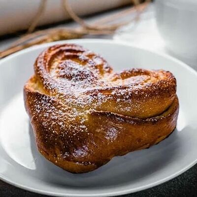 Плюшка с сахаром в Хлеб да булки и любовь по цене 90 ₽