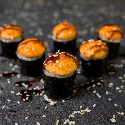 Мини-ролл запеченный с жареным лососем в Restobar Первый & Ресторан доставки Личный повар по цене 349 ₽