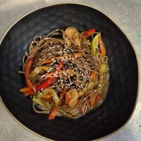 Соба с овощами и креветками в Correas