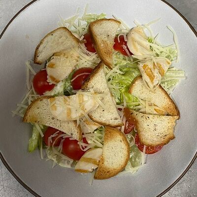 Цезарь с курицей в Black Hot Coffee по цене 648 ₽