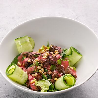 Салат из свежего шпината с куриной печенью в Чайхауз по цене 580 ₽