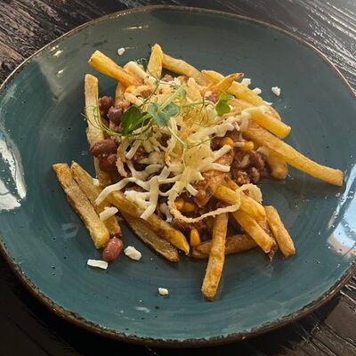 Картофель с мясным соусом, сыр, лук-фри в Длинный нос по цене 365 ₽