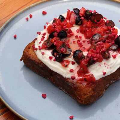 Бриошь со сливочным кремом и свежими ягодами в Пинки Бандински по цене 22 р.