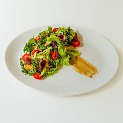 Салат с утиной грудкой, апельсином и яблоком с соусом Хойсин в Kitchen по цене 560