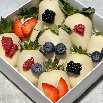 Клубника в шоколаде набор Ягодный миксв Клубника в шоколаде Simple Berry по цене 4280 ₽