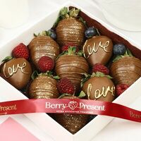 Набор клубники в шоколад в молочном шоколаде Love 9-12 ягод в Berry Present
