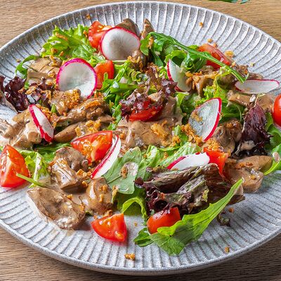 Салат с куриной печенью и шампиньонами в сливочном соусе в Blackberry по цене 468 ₽