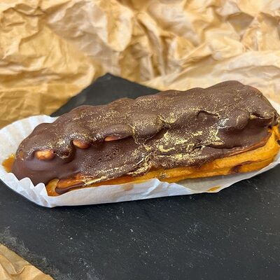 Эклер Сникерс в Хлебное ремесло по цене 265 ₽