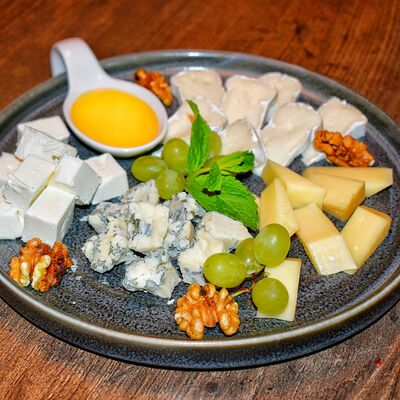 Сырная тарелка в Bareda по цене 550 ₽