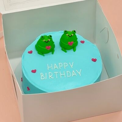 Бенто-торт с лягушками С днем рождения для любимого человека в Cosmo Сakery по цене 2500 ₽