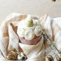 Кулич с пасхальным яйцом в Моне