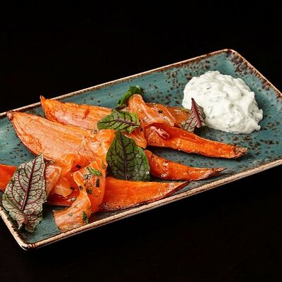 Запеченный батат с соусом из йогурта в Сохо по цене 630