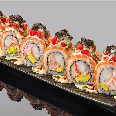 Ролл никкей с камчатским крабом, тунцом блюфин, лососем и черной икрой в Bluefin по цене 6900 ₽