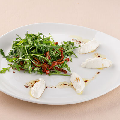 Салат из рукколы и вяленых томатов с сырным кремом в Беллуччи по цене 390
